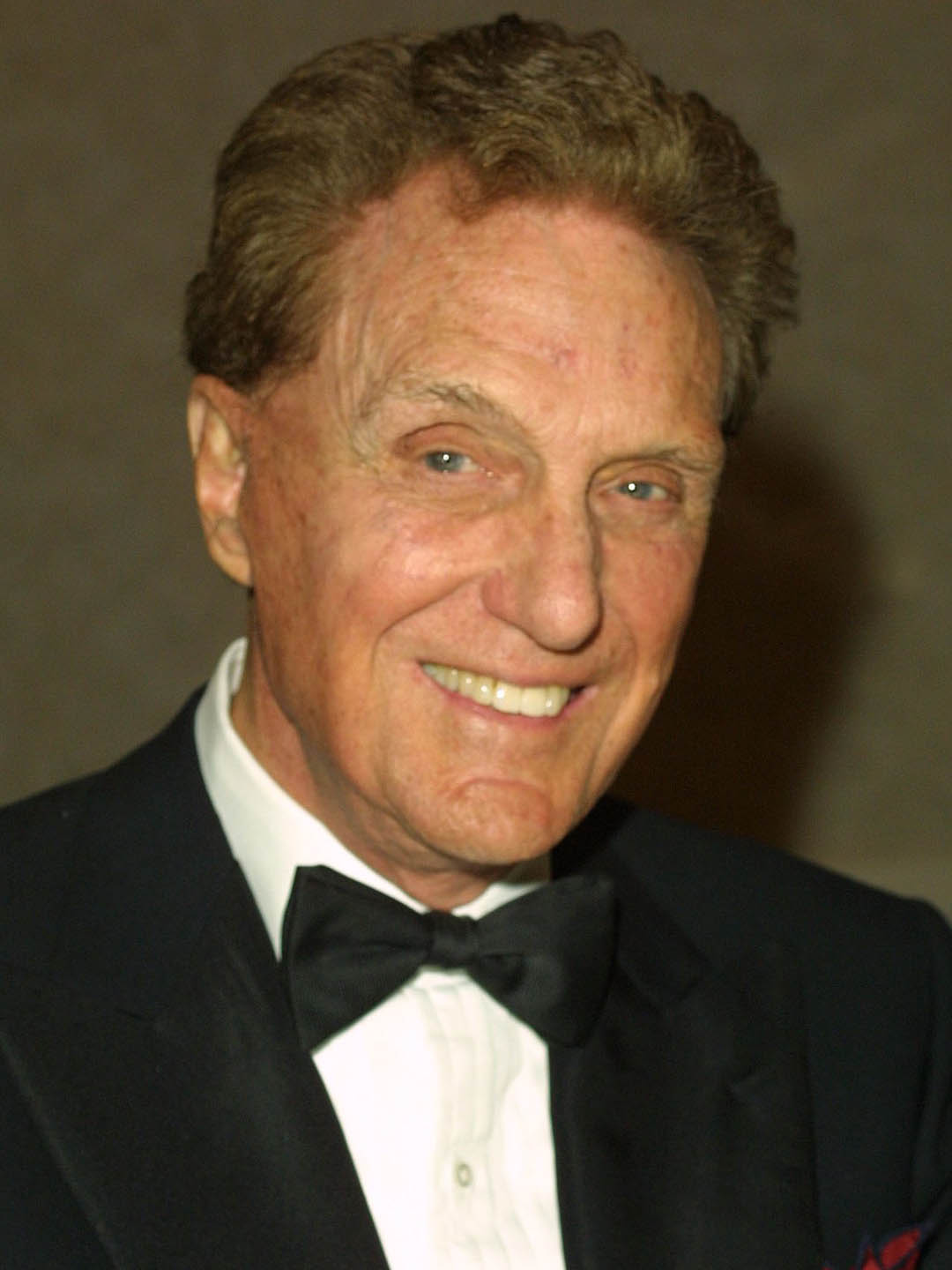 How tall is Robert Stack?